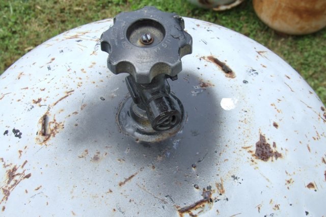 Propane cylinder valve unprotected by neck ring collar